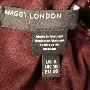 Maggy London Crushed Velvet Sheath Dress Womens Size 6 Burgundy Whimsigoth Party thumbnail 5