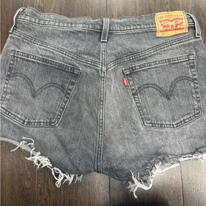 Levi’s 501 High Rise Original Denim Cut-Off Shorts - Washed Black - Size 31‎ thumbnail 3