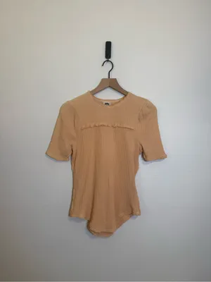 FREE PEOPLE‎ Smocked Textured Care Red Delicious T-Shirt thumbnail 3