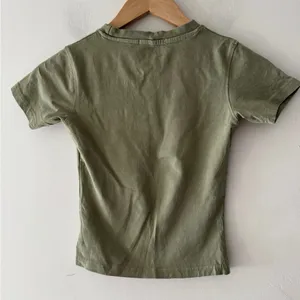 NEW!! PrettyLittleThing Washed Olive Green Embroidered Logo Fitted‎ Cropped Tee thumbnail 3