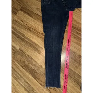 Levi's 535 Women's Sz 31 Super Skinny Jeans Front Pipe Dark‎ Denim Raw Hem thumbnail 8