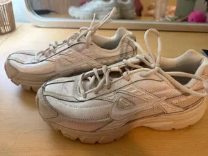White Nike Sneakers  thumbnail 1