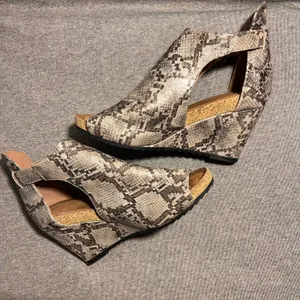 Boutique Snake Print Peep Toe Wedge Booties Women's Size 8‎ thumbnail 5