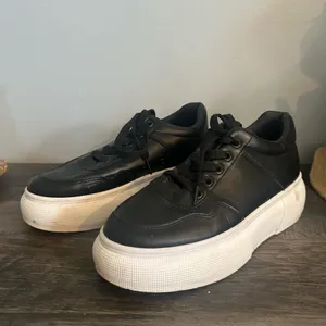 Ideal Shoes black lace-up platform sneakers thumbnail 2