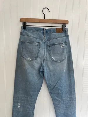 AMERICAN EAGLE AE Ripped Mom Jean High Rise Distressed in Cool Classic Size 2 thumbnail 9