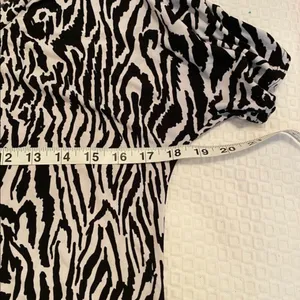Cable & Gauge Top Zebra Print w/swoop neck Like New Size M thumbnail 14