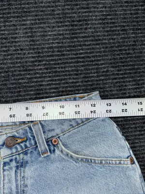 Vintage 90s Levi’s 950 Relaxed Mid Thigh Denim Shorts White Tab 5 / 25 USA Made thumbnail 6