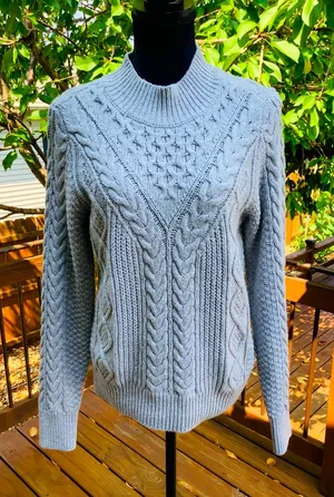 Abercrombie Nice crewneck sweater LIKE NEW💙 thumbnail 1
