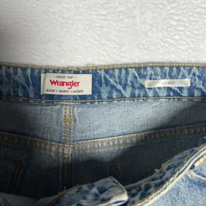 Wrangler Womens Size 16 Blue Distressed Denim Roll Shorts Raw Hem thumbnail 3