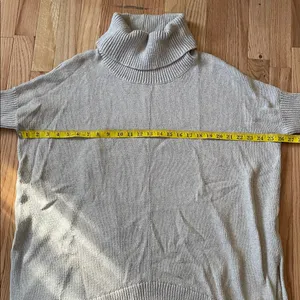 Old Navy Women's Light Gray Turtleneck Sweater thumbnail 4