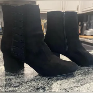 NINE WEST Qualner Black Faux Suede Ankle Boots Block Heel Side Zip Size 9.5 M thumbnail 5