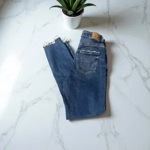 AMERICAN EAGLE Mom’s‎ Jeans Distressed Hem High Rise Vintage Wash Denim Size 0 thumbnail 4