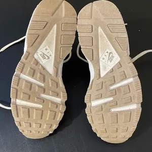 Nike Air Huaraches‎ Sneakers. Size 7.5 Cream thumbnail 10