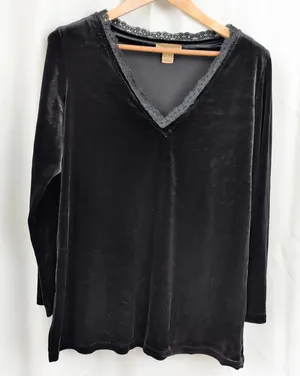 Ladies' Notations Black Velour Top With Lace V-Neck XL thumbnail 1