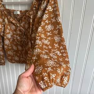 Brown and White Puff Sleeve Crop Blouse with Tie Front thumbnail 6