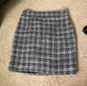 Banana Republic Black and white mid thigh knit skirt never Worn thumbnail 1