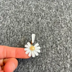 White Enamel Daisy Flower with‎ a pedal retro Golden Metal Opening ring new thumbnail 2