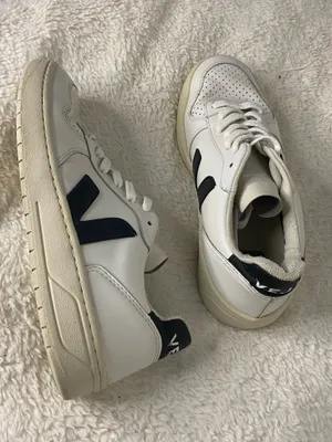 VEJA Leather Womens Sneakers Shoes Size 7 thumbnail 5