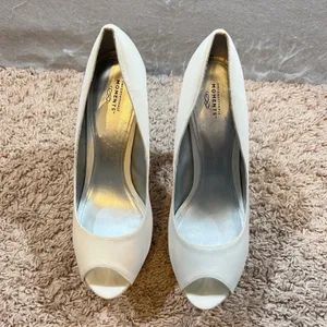 1043 | Unforgettable Moments I-Do‎ Peep Toe Satin Platform Pump Ivory Womens 9 thumbnail 9