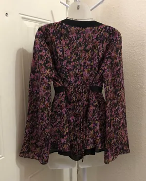 Black purple floral silky poly wrap style top blouse shirt long flare sleeves vneck belted tie back office siren #whimsygoth #coquette #grunge #goth #hippie thumbnail 3