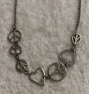 Fashion Costume Jewelry Aeropostale Hearts Peace Necklace thumbnail 1