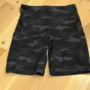 Athleta ultimate stash pocket camo 7” biker short size small thumbnail 1