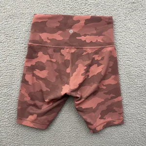 Lululemon Wunder Train High Rise Shorts 8" Pink Camo Biker Athletic Women's 6 thumbnail 2