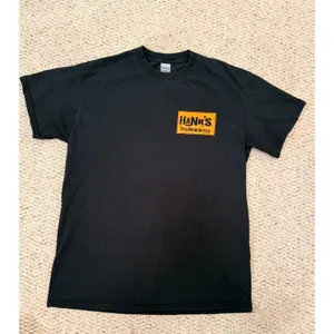 Gildan Hanks Grille and Bar McGaheysville VA Pig Graphic T-Shirt Black Medium thumbnail 3