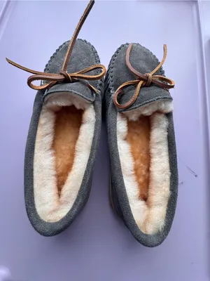Minnetonka 3345 Sheepskin Hardsole Moccasin Slippers Gray Women’s 6 NIB thumbnail 7