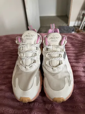 Nike 270 Air Max React Shoes thumbnail 2