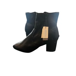 TIME and TRU black ankle Boots Size 6 thumbnail 2