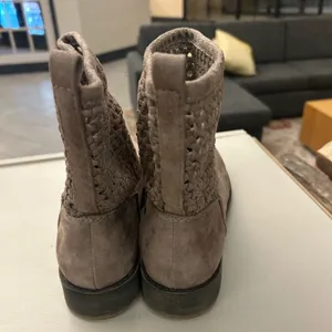 Booties Stylish Women's Taupe Ankle Booties 10 MUDD Excellent shape thumbnail 6