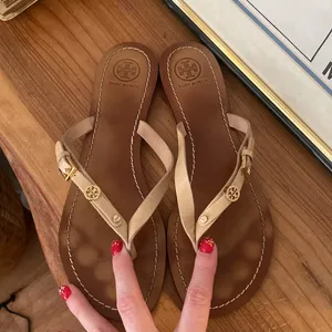 Tory Burch Leather Flip Flops Size 9 Gold Buckle Logo Hardware Tan Straps thumbnail 2