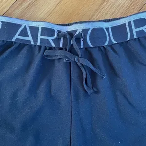 Under Armour Shorts size small semi fitted black thumbnail 2