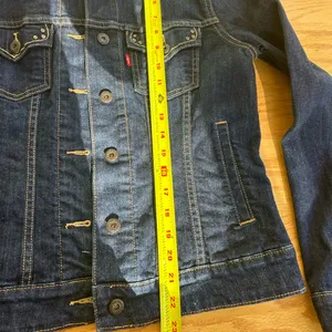 Levi's Women's Studded Denim‎ Trucker Jacket Size M Dark Wash Indigo 77075 thumbnail 5