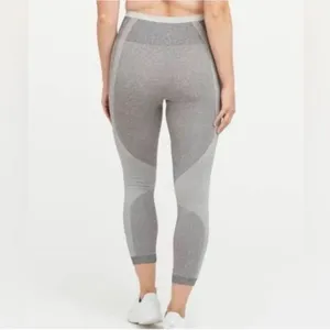 Spanx Seamless Sculpt Leggings in the color Spacedye Cloudy Grey Size Large thumbnail 3