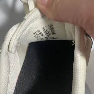 Kizik Paris Hands-Free Step In Sneakers Shoes Cream Black Women's Size 8 thumbnail 11