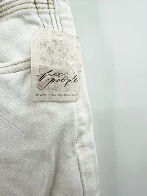 Free People NWT Women's Daisy White Shelby Low-Rise Straight-Leg Jeans Size 29 thumbnail 4