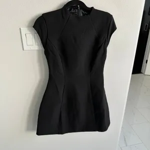 Bardot delphi hourglass mini dress in black thumbnail 4