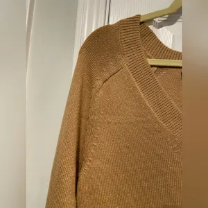 NWT Banana Republic Size S Tan Camel V Neck Long Sleeve Soft Pullover Sweater thumbnail 5