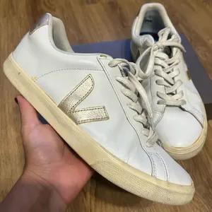 VEJA white gold lace up low top shoes sneakers women’s 10 thumbnail 1