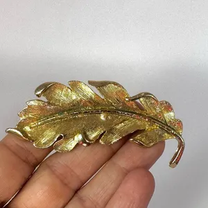 Gold tone vintage leaf brooch Gold thumbnail 2