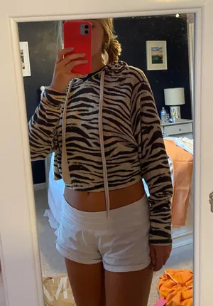 fab'rik cropped sweatshirt thumbnail 2