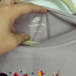 Nike The Nike Tee‎ Embroidered Owl Flowers Moon Lavender Short Sleeve Shirt S thumbnail 4