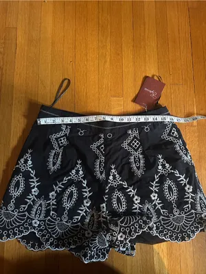 Especia Boho Black & white scalloped shorts with white floral embroidery, L, NWT thumbnail 3