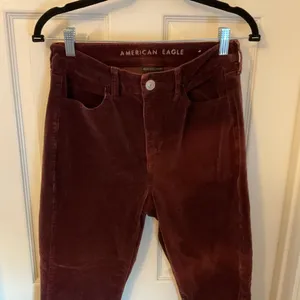 American Eagle Burgundy skinny corduroy pants size 6 thumbnail 3