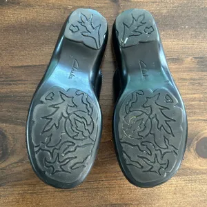 Clarks Artisan Leather Mules Women 7.5 Black Good Perforated Swirl Slides Casual thumbnail 6
