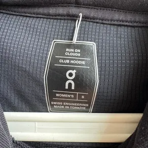 On Running Women’s Club Hoodie Organic Cotton Size Small Black Oversize Fit thumbnail 6
