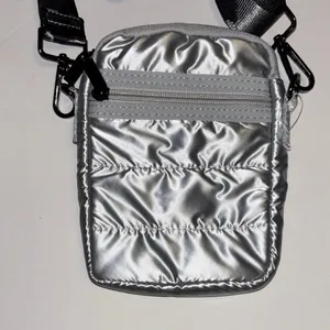 Source Unknown SILVER PUFF STYLE CROSSBODY GREAT SIZE HOLDS PHONE AND MORE FUN COLORFUL STRAP thumbnail 1