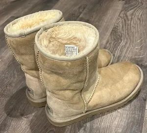 UGG Boots Classic Sand Short thumbnail 1